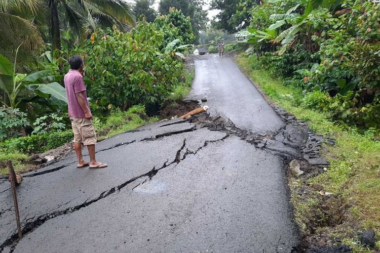 Foto-foto bangunan rusak akibat pergeseran tanah akibat cuaca buruk di Kecamatan Cibalong, Kabupaten Tasikmalaya, Rabu (10/2/2021).