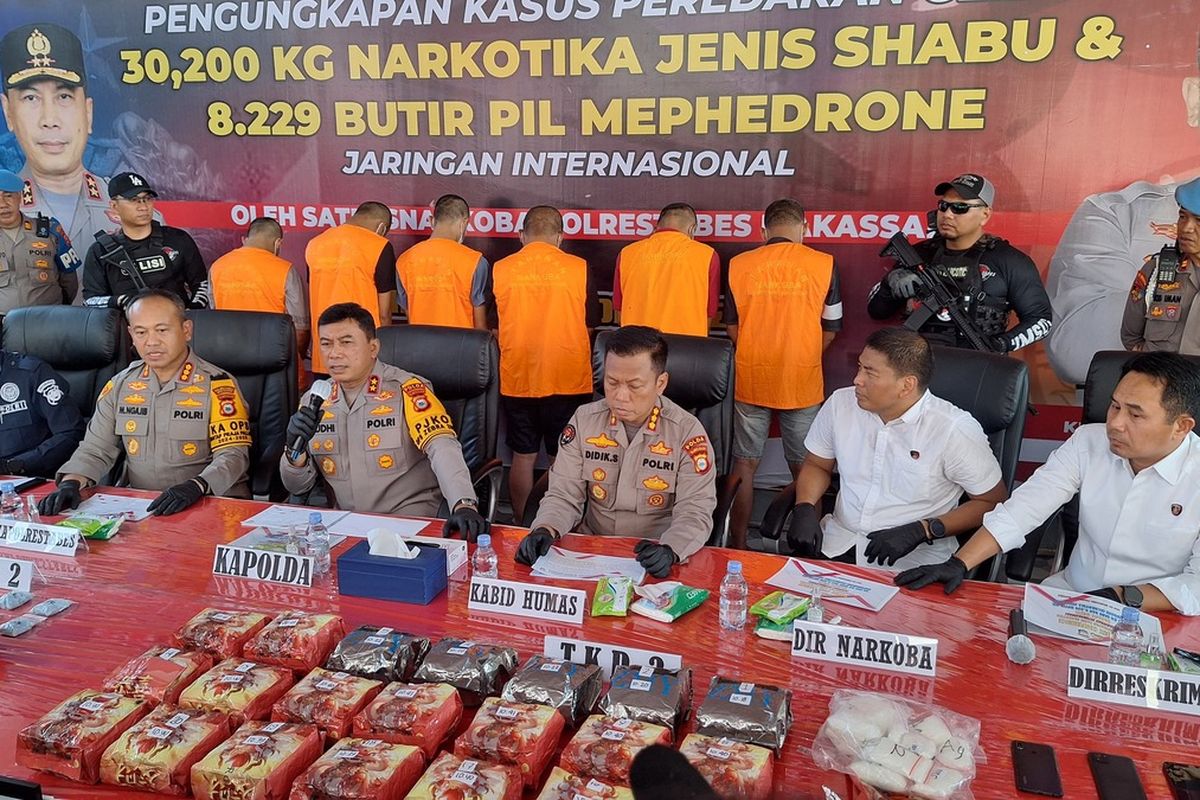Kapolda Sulsel Irjen Pol Yudhiawan Wibisono saat memimpin konferensi pers didampingi beberapa pejabat utama Polda Sulsel dan Polrestabes Makassar, Senin (28/10/2024).