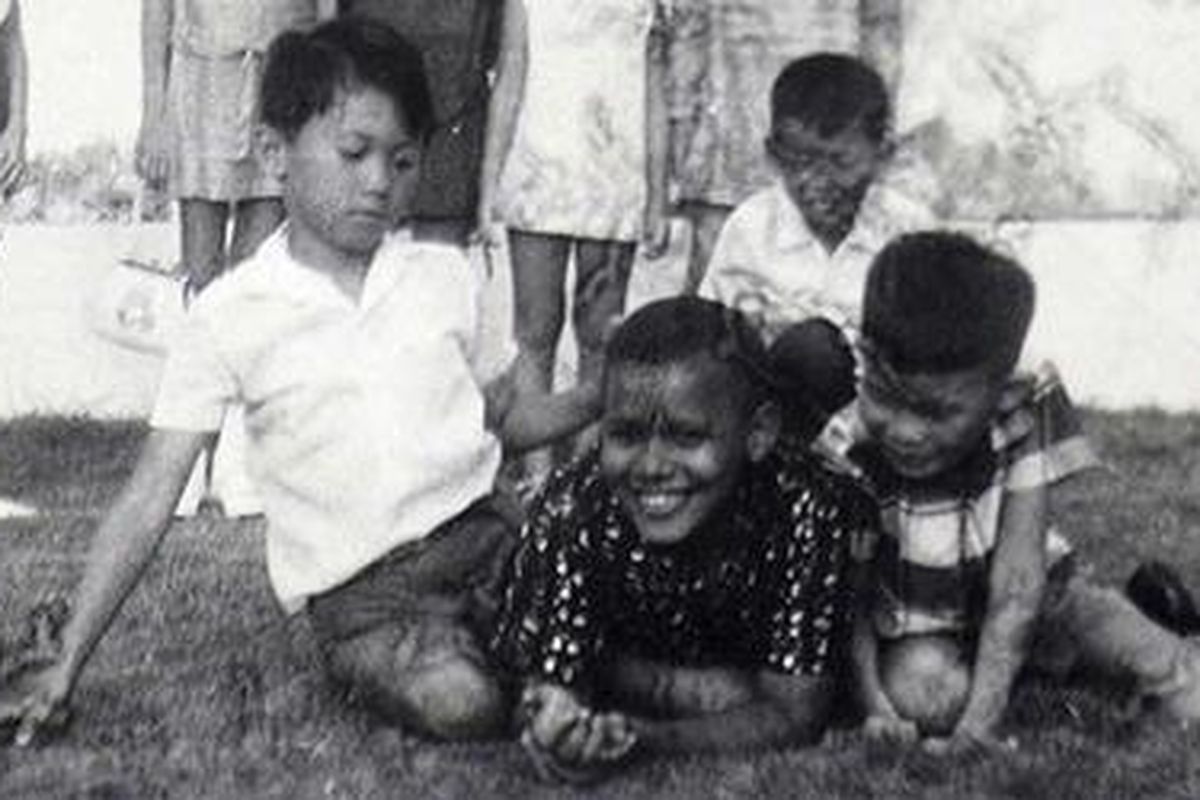 Barack Obama, ketika itu dikenal sebagai Barry Soetoro, tengah, saat difoto pada perayaan ulang tahun seorang teman sekolahnya di Jakarta.
