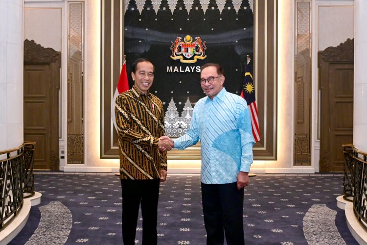 Presiden Joko Widodo berjabat tangan dengan Perdana Menteri Malaysia Anwar Ibrahim sebelum pertemuan bilateral kedua negara di kediaman resmi PM Malaysia, di Seri Perdana, Putrajaya, Malaysia, Kamis (8/6/2023).