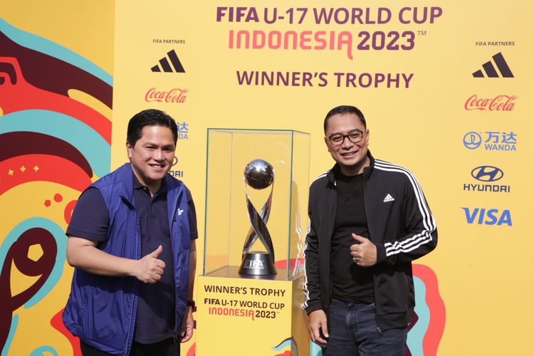 Ketua Umum PSSI Erick Thohir dan Wali Kota Surabaya Eri Cahyadi saat memamerkan trofi Piala Dunia U-17 di Surabaya, Jawa Timur 