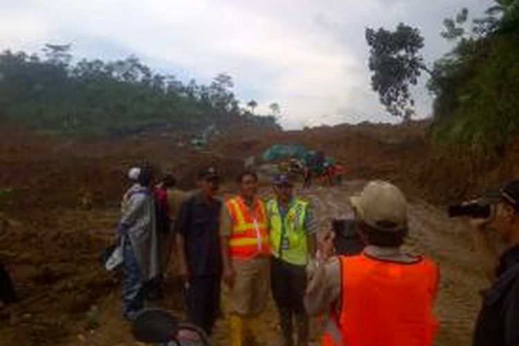 Banyak warga yang mendatangi lokasi bukan untuk membantu evakuasi. Mereka justru menonton proses evakuasi dan asyik berfoto dengan latar belakang lokasi bencana.