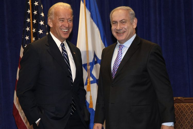 Foto tertanggal 7 November 2010 menampilkan Joe Biden yang masih menjabat sebagai Wakil Presiden Amerika Serikat, dengan Perdana Menteri Israel Benjamin Netanyahu. Keduanya bertemu di acara tahunan General Assembly of the Jewish Federations of North America di New Orleans.