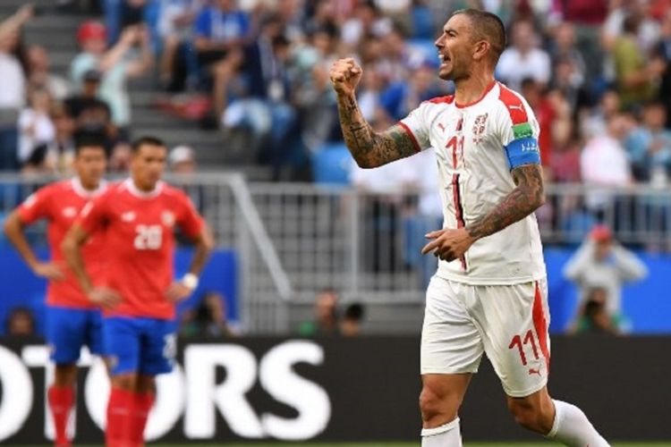Kapten Serbia, Aleksandar Kolarov, merayakan golnya ke gawang Kosta Rika pada pertandingan Piala Dunia 2018 di Samara Arena, 17 Juni 2018. 