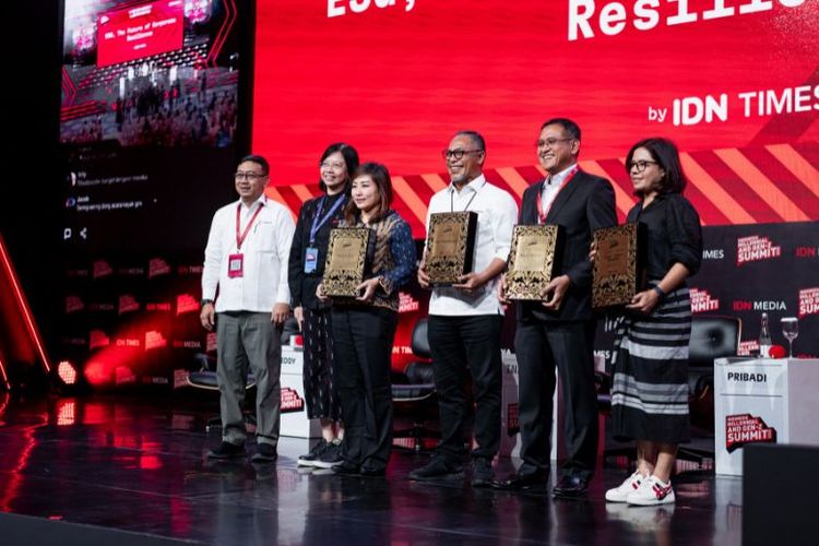 Direktur Utama Pupuk Kaltim Rahmad Pribadi bersama CEO Vale Indonesia Febriany Eddy, Division Head Corporate Responsibility MIND ID Binahidra Logiardi, dan Pemimpin Redaksi Bisnis Indonesia Maria Y Benyamin menerima plakat sebagai simbolis apresiasi acara IDN Times: Indonesia Millennial and Gen-Z Summit. 