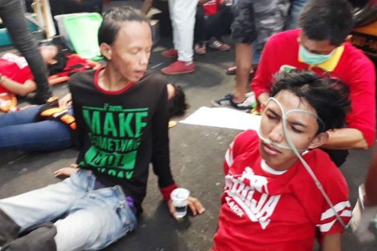 Sejumlah pendukung Persija Jakarta mendapatkan bantuan medis jelang pertandingan final Piala Presiden 2018 melawan Bali United di Stadion Utama Gelora Bung Karno, Jakarta, Sabtu (17/2/2018).
