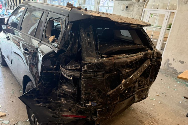 Hendak Keluar dari Toko Roti, Mobil Listrik Malah Mundur dan Tabrak Restoran