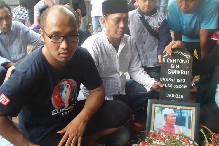 Pemakaman pelawak Cahyono di TPU Komplek TVRI, Jakarta Barat, Kamis (25/5/2017) sore.