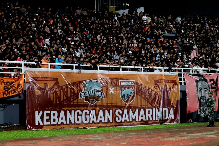 Sebanyak 13.621 penonton menyaksikan leg kedua Final Piala Presiden 2022 antara Borneo FC melawan Arema FC yang berakhir dengan skor 0-0 di Stadion Segeri Samarinda, Kamis (17/7/2022) malam.