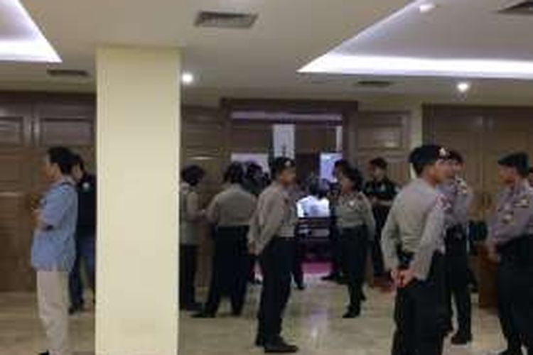 Polisi menjaga ketat area sidang kasus dugaan penodaan agama dengan terdakwa Basuki Tjahaja Purnama atau Ahok di Pengadilan Negeri Jakarta Utara, Selasa (17/1/2017). Sidang diselenggarakan di Auditorium Kementerian Pertanian di Ragunan, Jakarta Selatan. 