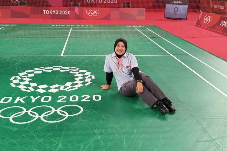 Qomarul Lailah (44), guru yang mengajar mata pelajaran Bahasa Inggris di SD Negeri Sawunggaling 1 Surabaya terpilih menjadi wasit perempuan di Olimpiade Tokyo 2020.