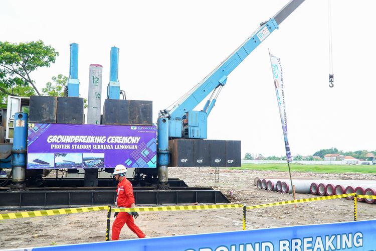Groundbreaking yang menandai pembangunan ulang Stadion Surajaya di Lamongan, Jawa Timur, supaya memenuhi standar yang ditentukan oleh FIFA, Selasa (27/2/2024).