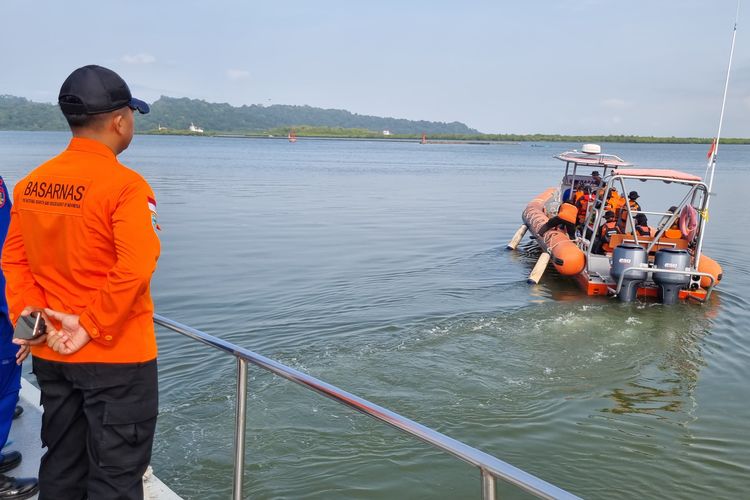 Pencarian seorang nelayan yang hilang di perairan selatan Pulau Nusakambangan, Cilacap, Jawa Tengah, Selasa (30/4/2024).