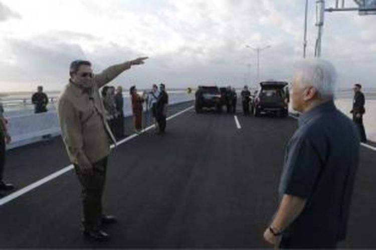 Presiden Susilo Bambang Yudhoyono saat meninjau tol pertama di Bali, Senin (23/9/2013).