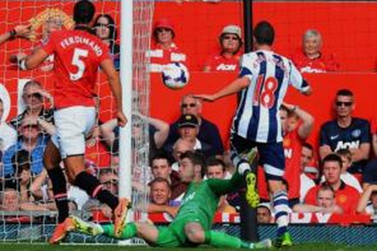 Pemain West Bromwich Albion, Morgan Amalfitano (kanan), mencetak gol ke gawang Manchester United pada laga Premier League di Stadion Old Trafford, Manchester, Sabtu (28/9/2013).