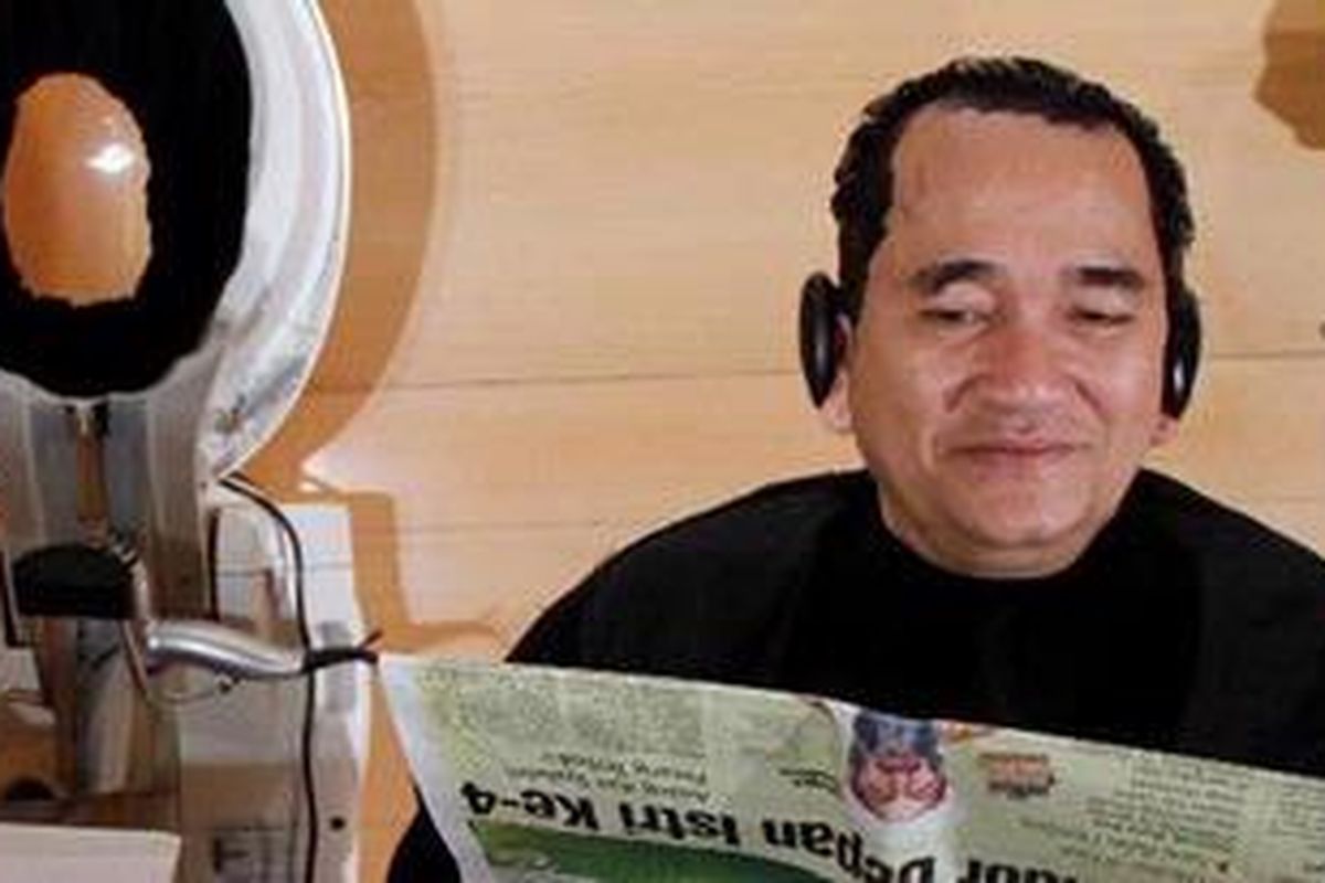 Anggota Komisi III DPR RI dari Fraksi Partai Demokrat, Ruhut Sitompul saat melakukan perawatan rambut disela-sela wawancara bersama KOMPAS.com, di Plaza Senayan, Jakarta, Selasa (3/5/2011). Selain sebagai pengacara ia juga menjabat sebagai Ketua DPP Partai Demokrat Bidang Informasi. 