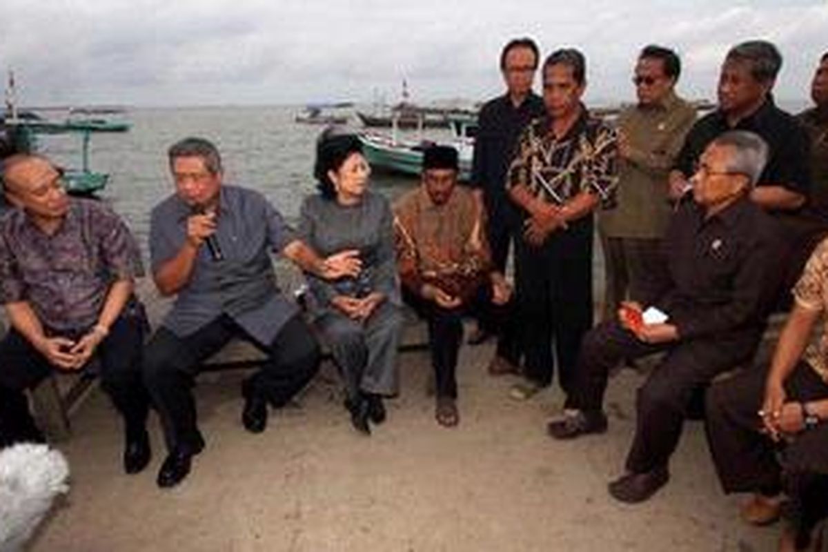 Presiden RI Susilo Bambang Yudhoyono, bersama Ibu Ani Yudhoyono dan beberapa Menteri Kabinet Indonesia Bersatu II, berdialog dengan warga Perkampungan Nelayan, Desa Tanjung Pasir, Kecamatan Teluk Naga, Kabupaten Tanggerang, Jumat (4/1/2012). Dalam kunjungannya Presiden memperhatikan soal infrastruktur penunjang, kesejahteraan, pendidikan, dan ketersediaan bahan bakar bagi nelayan. TRIBUNNEWS/DANY PERMANA