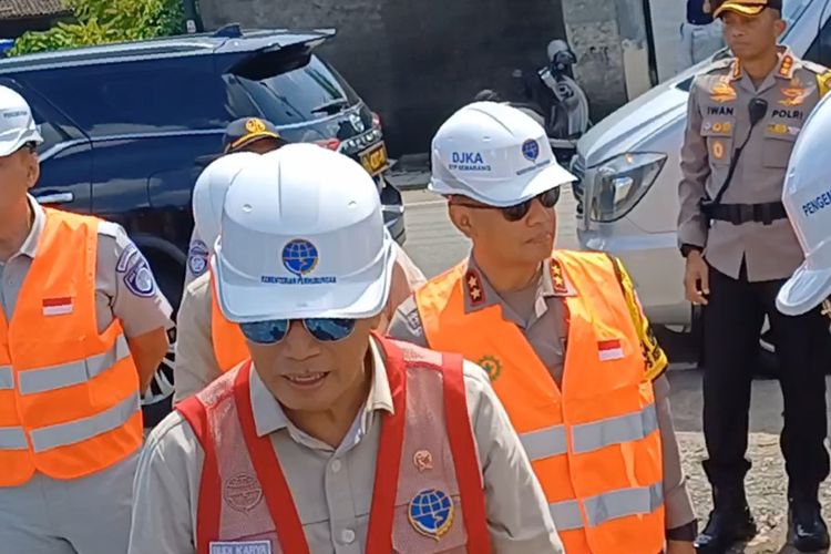 Menteri Perhubungan (Menhub) Budi Karya Sumadi dan Kepala Korps Lalu Lintas (Kakorlantas) Polri Irjen Aan Suhanan meninjau proses pembangunan proyek jembatan layang atau elevated rel kereta api di Simpang Joglo, Solo, Jawa Tengah, Sabtu (13/4/2024).