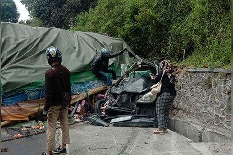 Truk terguling dan menggencet Toyota Avanza di turunan Gentong, Kabupaten Tasikmalaya, Senin (8/8/2022). Dua penumpang Avanza meninggal dunia dalam musibah itu. 
