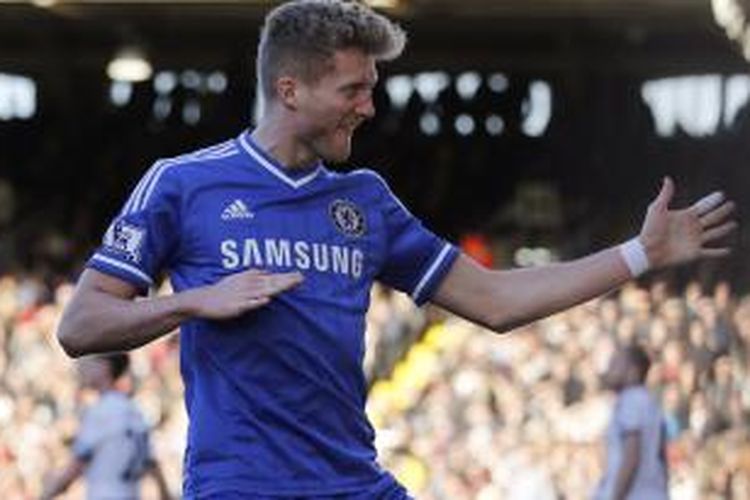 Striker Chelsea asal Jerman, Andre Schurrle, merayakan gol yang dicetaknya ke gawang Fulham dalam laga Premier League, Sabtu (1/3/2014).