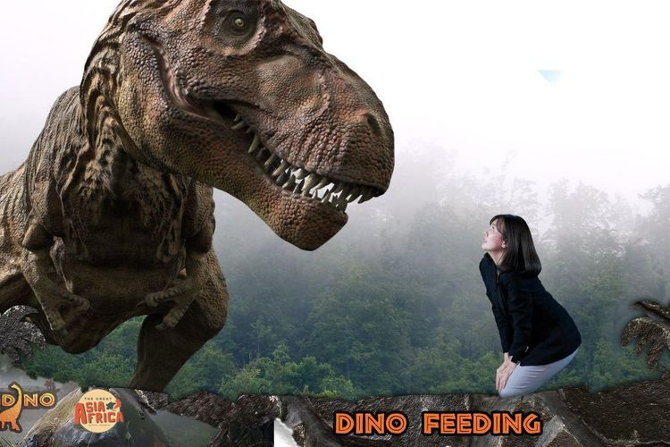 Pengunjung tengah memberi makan T-Rex dalam wahana Bigdino Feeding Dinosaurs.