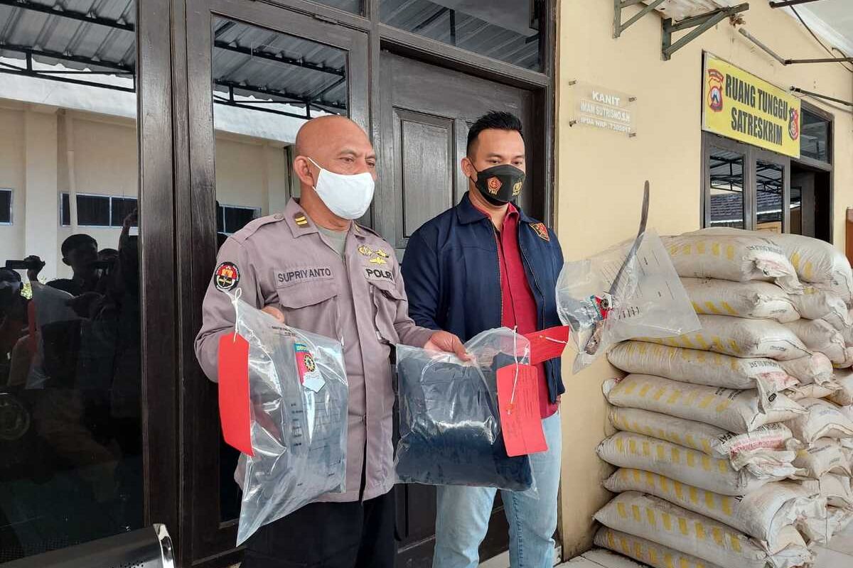 Kasat Reskrim Polres Nganjuk AKP I Gusti Agung Pratama (kanan) menunjukkan celurit atau sabit yang dipakai tersangka AH membacok korban Bayu, Jumat (24/6/2022). Doc: Polres Nganjuk