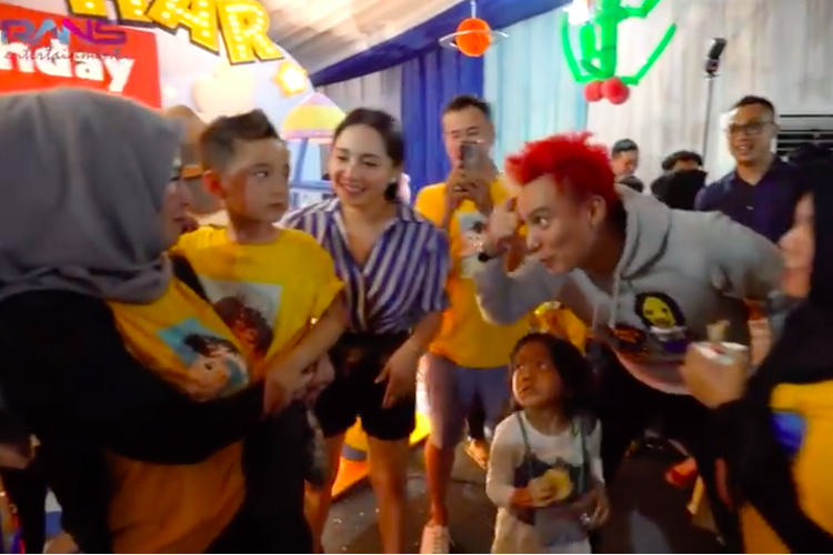 Baim Wong menghadiri perayaan ulang tahun putra Raffi Ahmad dan Nagita Slavina, Rafathar, seperti yang terlihat dalam video berjudul Bertabur Bintang di Ultah Rafathar yang Mewah yang diunggah di kanal YouTube Rans Entertainment.