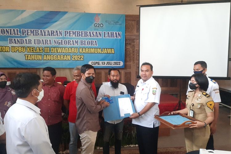 Bupati Blora Arief Rohman secara simbolis memberikan bukti hasil ganti lahan perluasan bandara Ngloram di Hotel Grand Mega Cepu, Rabu (13/7/2022)