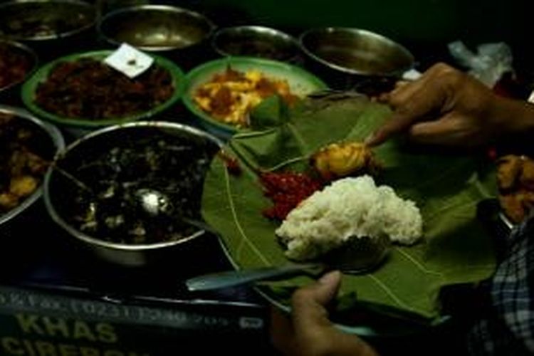 Nasi jamblang Mang Doel di Jalan HOS Cokroaminoto, Cirebon.