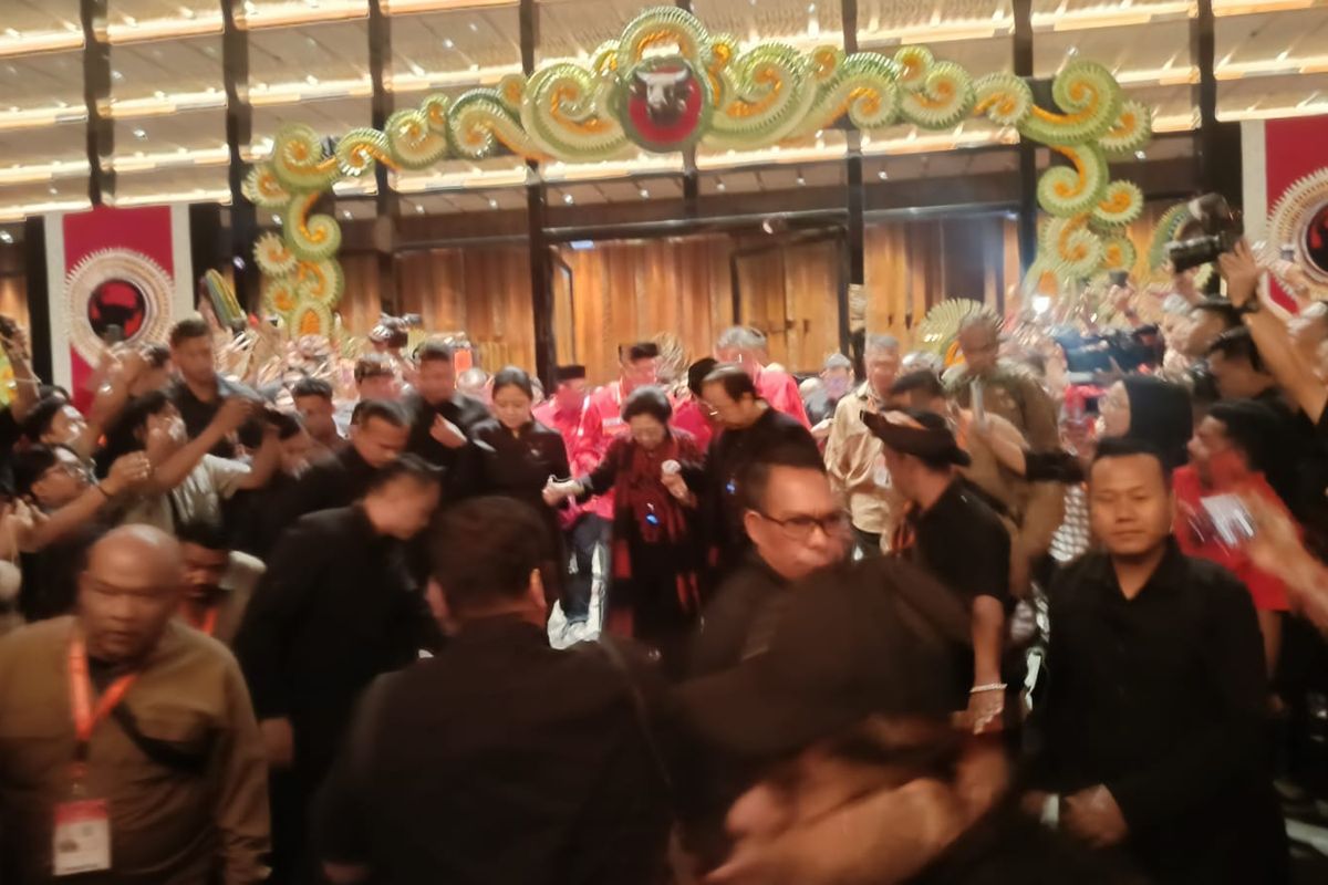 Ketua Umum PDIP, Megawati Soekarnoputri saat meninggalkan lokasi Bimtek PDI-P, di Sanur, Denpasar, Rabu (30/7/2025).