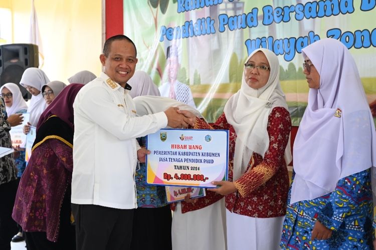 Guru Taman Kanak-kanak (TK) dan guru Pendidikan Usia Dini (Paud) di Kabupaten Kebumen Jawa Tengah mendapatkan insentif dari Pemkab.   Total, Rp 11,6 miliar telah digelontorkan Pemkab Kebumen untuk ribuan pendidik anak-anak ini. Angaran tersebut telah diberikan kepada sebanyak 2.259 guru.