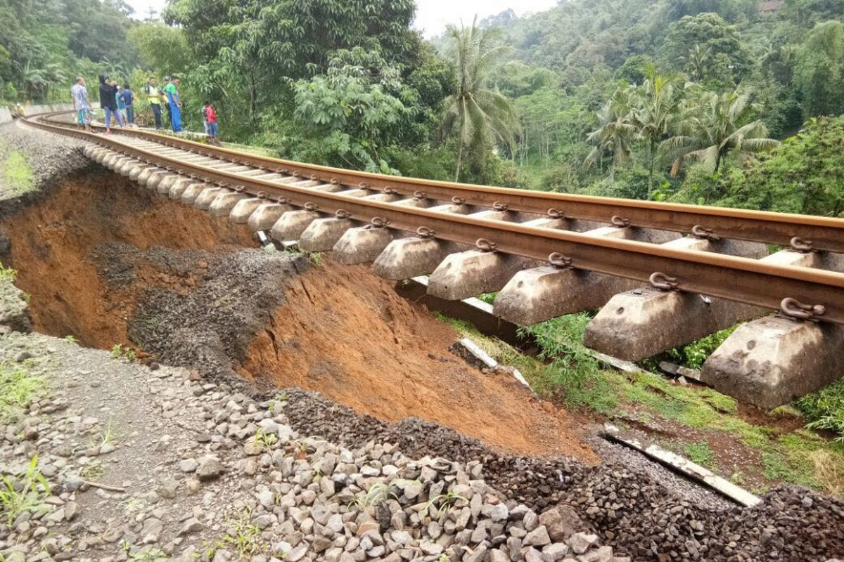 Rel kereta api Bogor-Sukabumi menggantung karena pondasi longsor di Desa Warung Menteng, Kecamatan Cijeruk, Kabupaten Bogor.