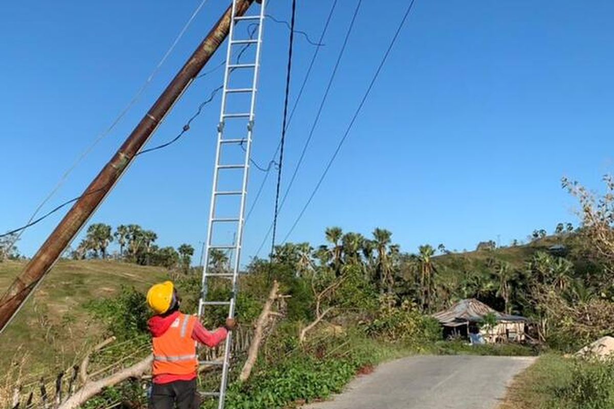 Petugas PLN NTT memperbaiki jaringan listrik yang rusak di Kabupaten Sabu Raijua