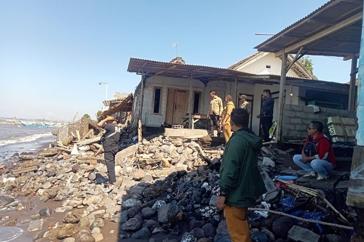 Abrasi Kembali Terjang Pesisir Situbondo, Tujuh Rumah Rusak