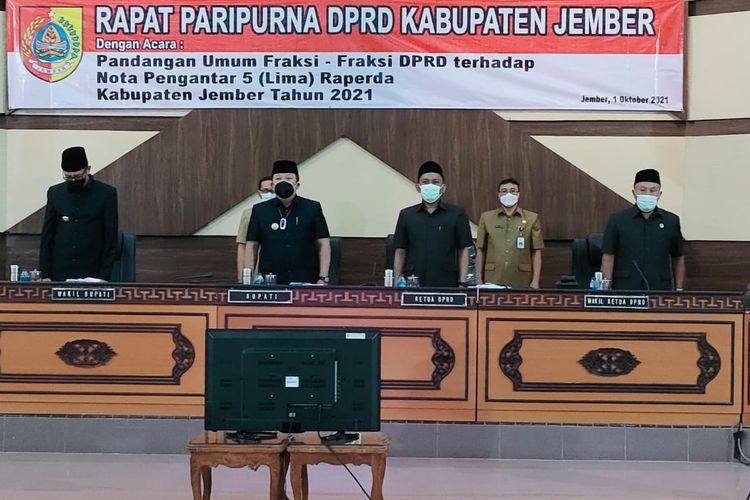 Rapat paripurna DPRD Jember dengan agenda pandangan umum fraksi-fraksi terhadap nota pengantar lima Raperda Kabupaten Jember 