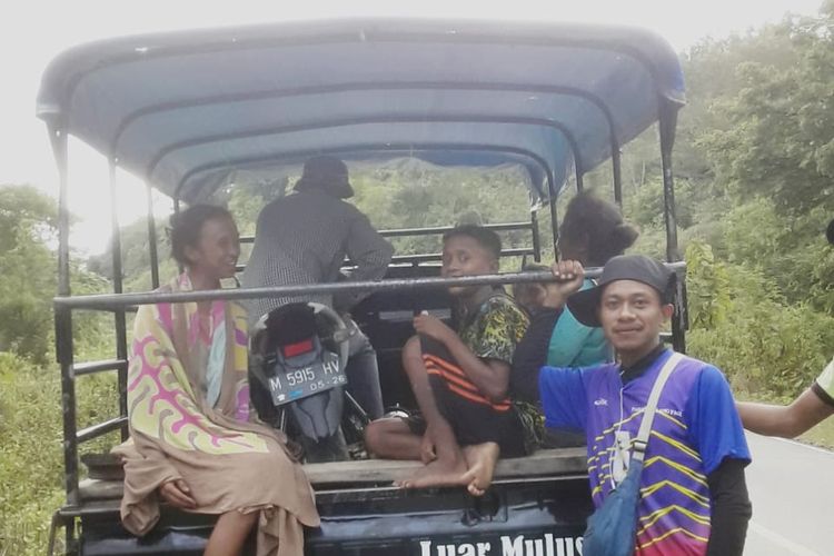 Heribertus Nikolaus Mali (23), sopir mobil pikap di asal Builalu, Desa Lamaksenulu, Kecamatan Lamaknen, Kabupaten Belu, Nusa Tenggara Timur (NTT), saat berpose bersama para penumpangnya. 