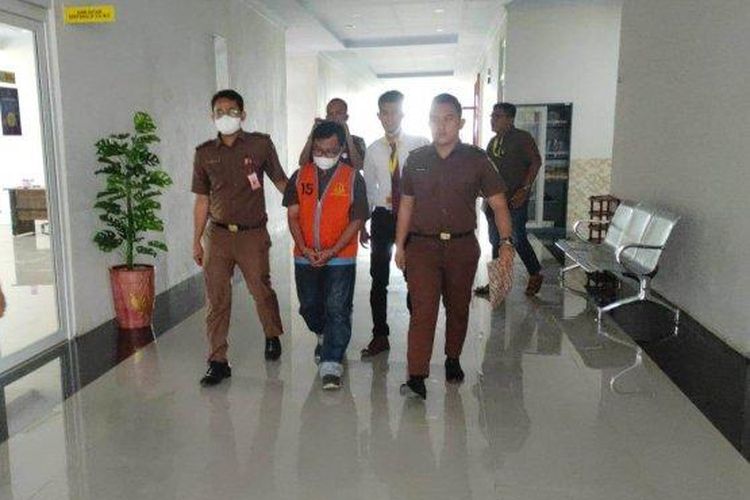 Tersangka DE dibawa oleh petugas Kejari Subulussalam untuk ditahan di Rumah Tahanan Singkil, Rabu (18/8/2021).