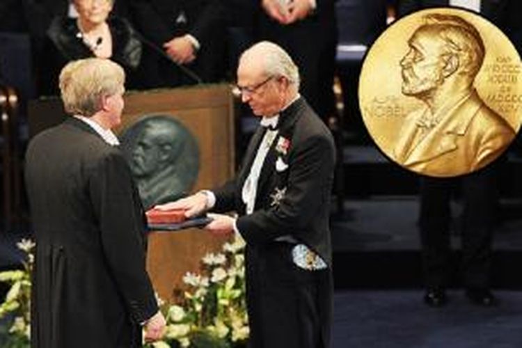 Brian Schmidt saat menerima Nobel Fisika dari Raja Swedia, Carl XVI Gustaf