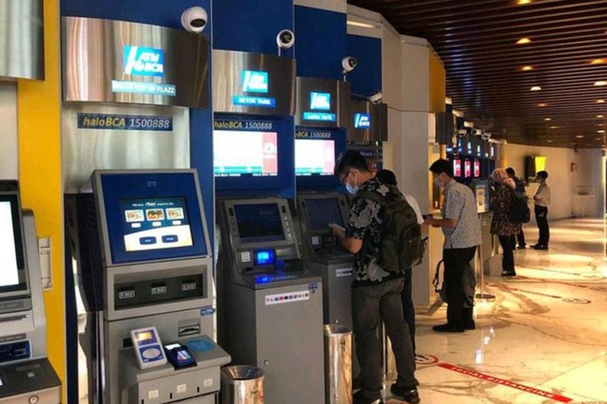 ATM BCA. Suku bunga deposito BCA naik.