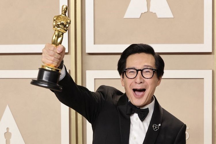 Aktor Ke Hyu Quan mengangkat Piala Oscar untuk Aktor Pendukung Terbaik di Academy Awards ke-95 atau Oscar 2023 yang digelar di Dolby Theatre, Hollywood, California, Minggu (12/3/2023).