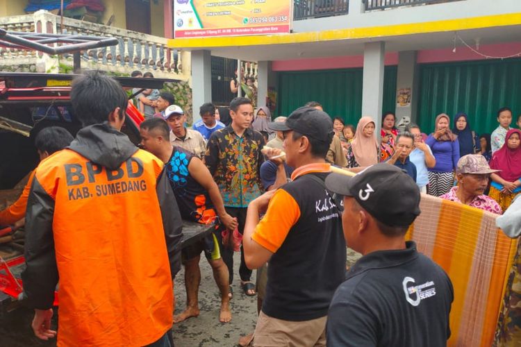 BPBD Sumedang evakuasi korban longsor di wilayah Sumedang, Jawa Barat, Minggu (26/1/2020) sore. DOK. BPBD Sumedang