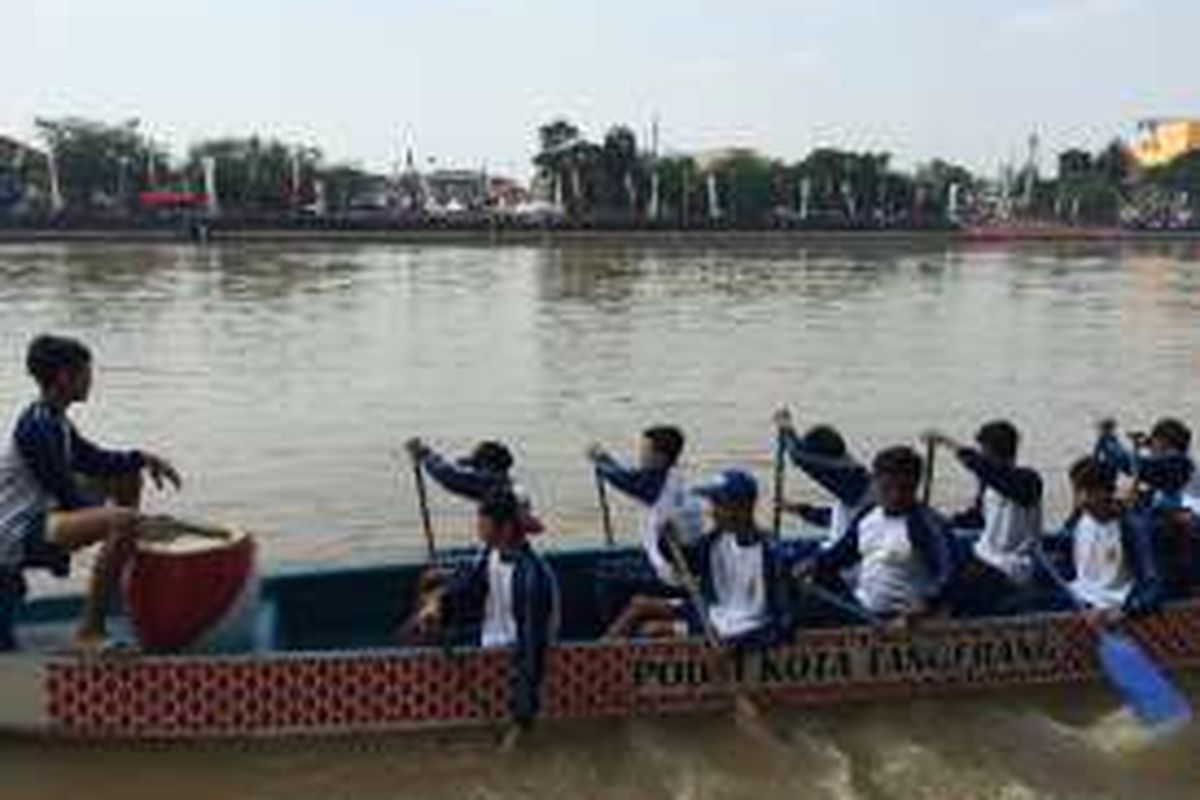 Peserta lomba Perahu Naga dalam Festival Cisadane 2016, Minggu (31/7/2016).