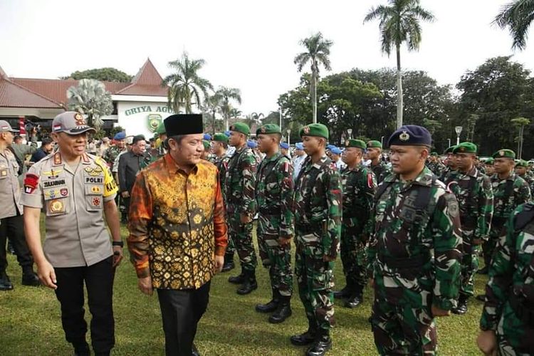 Gubernur Sumatera Selatan Herman Deru dan Kapolda Sumatera Selatan Irjen Pol Zulkarnain Adinegara saat mengecek seluruh pasukan dalam  apel gelar pasukan pengamanan Pileg dan Pilpres di Griya Agung Palembang, Jumat (22/3/2019). Kapolda Sumsel menyebutkan, dalam Pilpres dan Pileg nanti, sebanyak 7.165 personel gabungan diturunkan.
