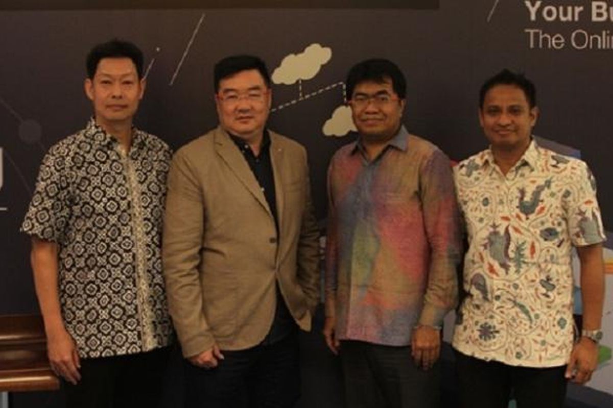 CEO Bhinneka.com Hendrik Tio dan para petinggi Bhinneka berpose usai meluncurkan layanan platform B2B online Bhinneka Bisnis di Jakarta, Rabu (6/4/2016). 