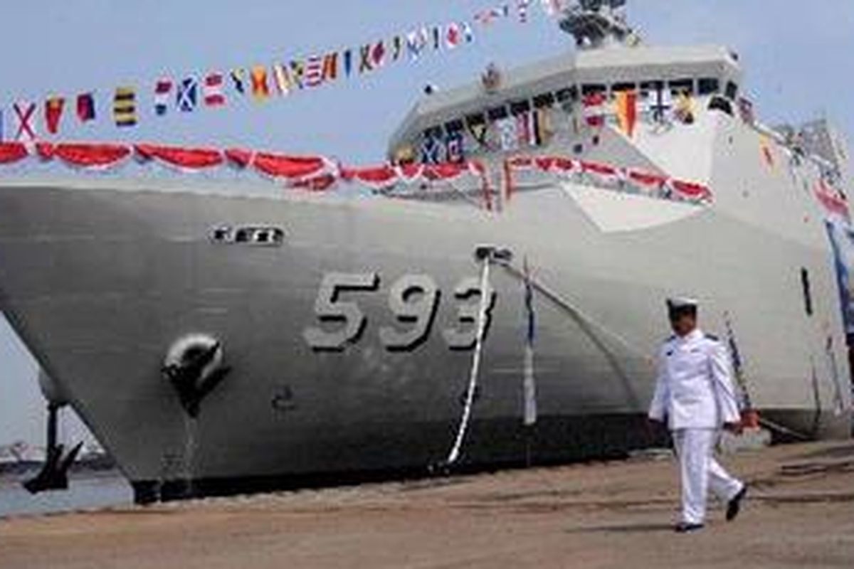 KRI Banda Aceh 593 usai serah terima di PT PAL Surabaya, Senin (21/3/2011). KRI Banda Aceh merupakan produksi PT PAL Indonesia jenis Landing Platform Deck (LPD) yang mempunyai LPD 125 meter dengan daya angkut 344 personel, tiga unit helikopter jenis Mi-2/Bel 412 di dekk dan dua di hangar, dua unit LCVP, tiga unit howitzer dan 21 tank serta diharapkan bisa memperkuat armada laut TNI AL untuk menjaga keutuhan NKRI.