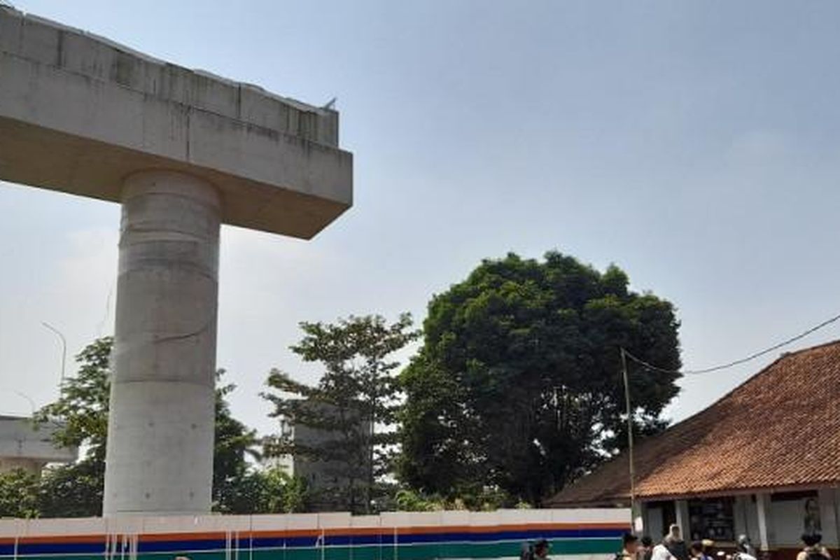 Bangunan Sekolah Dasar Negeri (SDN) Burangkeng 04, Kecamatan Setu, Kabupaten Bekasi, dilintasi proyek pembangunan ruas Jalan Tol Jakarta-Cikampek Selatan (Proyek Tol Japek Selatan).