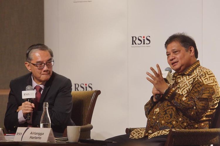 Indonesia's Coordinating Minister for Economic Affairs Airlangga Hartarto (right) speaks during a public lecture at the Rajaratnam School of International Studies (RSIS), Park Royal Collection Marina Bay, in Singapore on Monday, Aug. 29, 2022. 