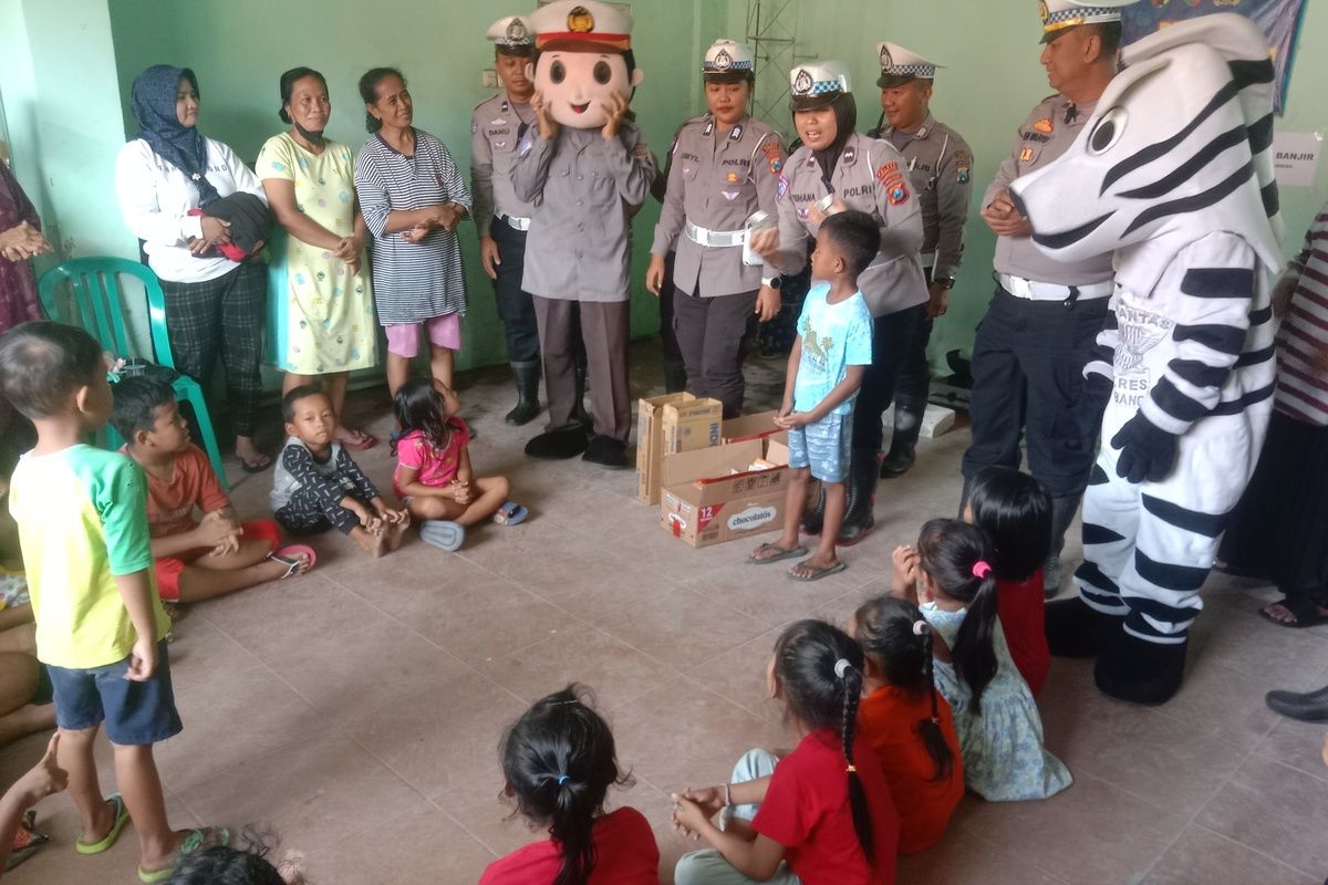 Badut yang dihadirkan Satlantas Polres Jombang, mengajak bermain anak-anak pengungsi di Kantor Desa Blimbing, Kecamatan Kesamben, Kabupaten Jombang, Jawa Timur, Jumat (13/12/2024).