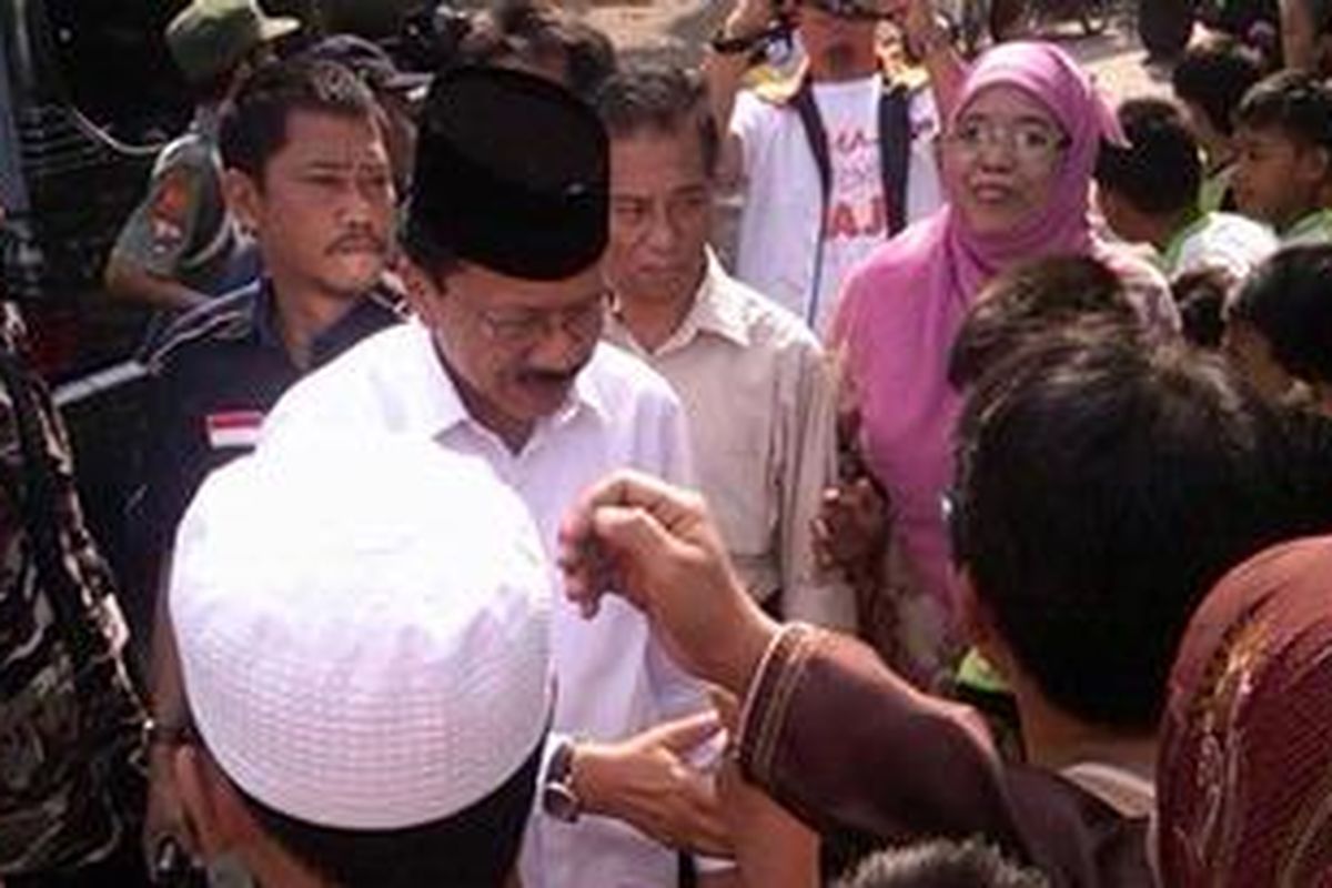 Calon gubernur DKI Jakarta nomor urut satu, Fauzi Bowo, melakukan kampanye hari kedua Pilkada 2012, Sabtu (15/9/2012). Dalam kegiatan kali ini, Foke, sapaan akrabnya mengunjungi warga RW 03, Kebon Manggis, Matraman, Jakarta Timur. 