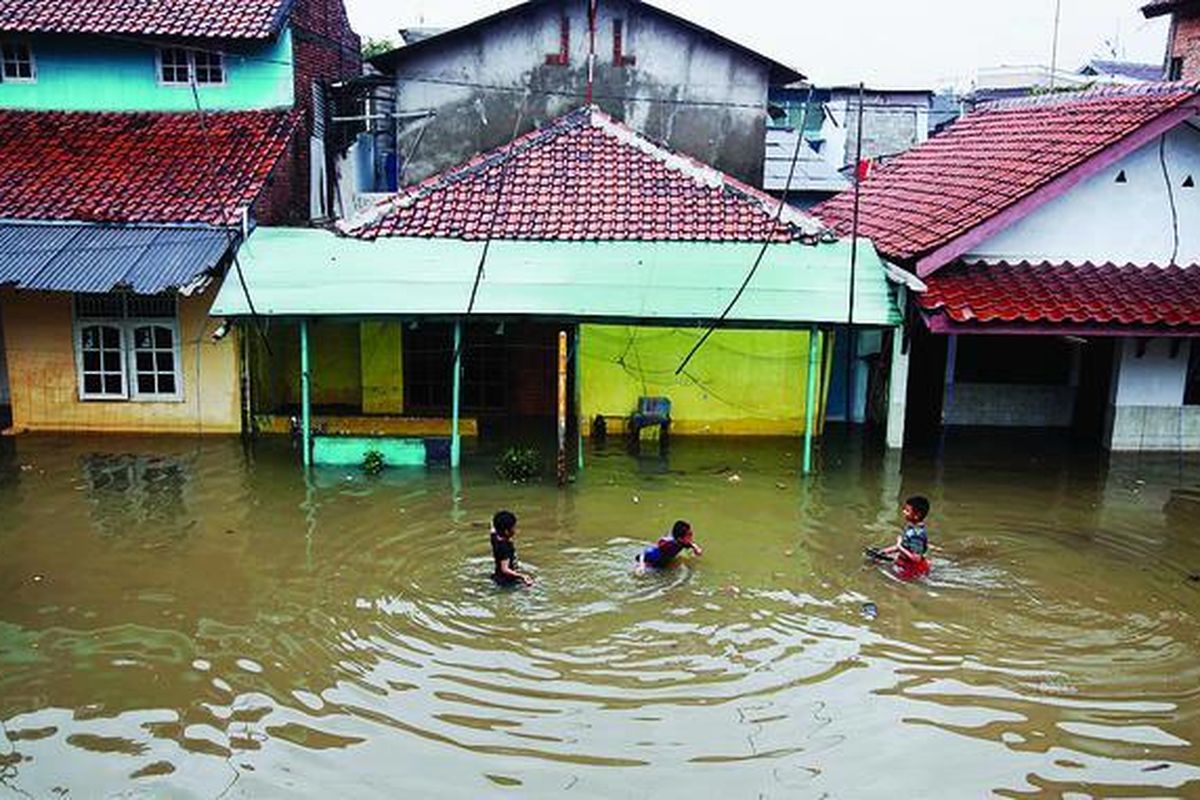 Permukiman penduduk di Kampung Makasar, Halim, Jakarta, yang sebelumnya hanya banjir pada 2007, pada Sabtu (24/11) terendam. Banjir terjadi akibat tanggul kali yang berada di samping permukiman jebol. Tanggul tersebut adalah sodetan dari Kali Cipinang.
